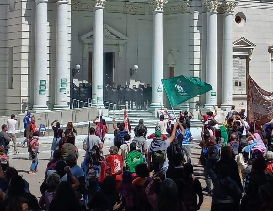 La Legislatura aprobó la reforma jubilatoria en medio de manifestaciones en contra del proyecto de Pullaro