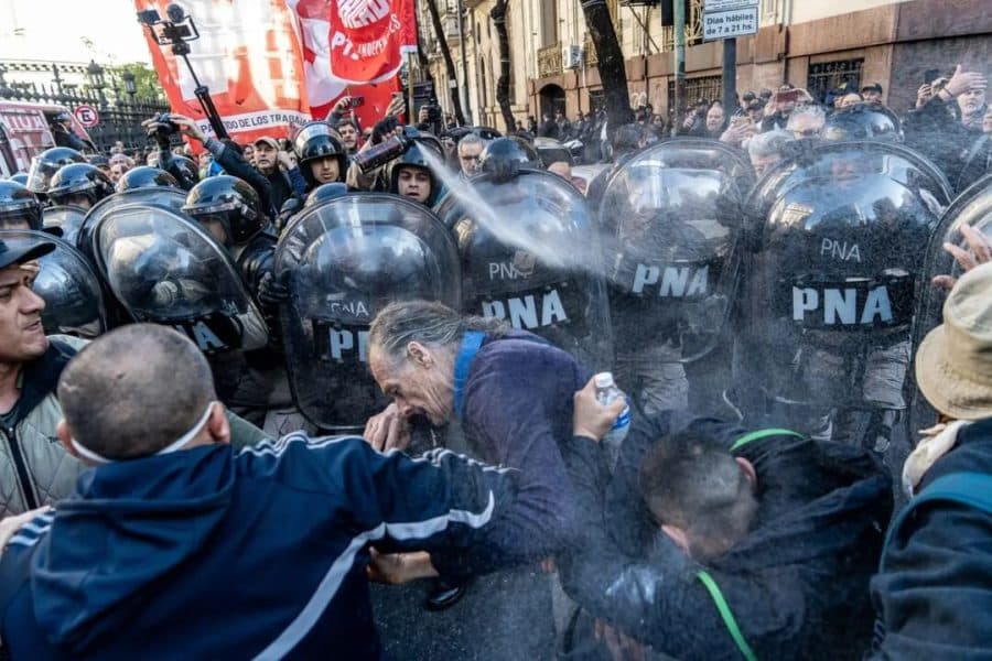 El gobierno volvió a reprimir con palos y gases a jubiladas y jubilados